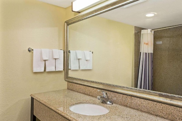 La Quinta Inn & Suites by Wyndham Salina image 11