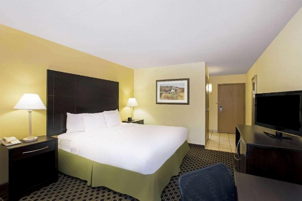 La Quinta Inn & Suites by Wyndham Salina image 14