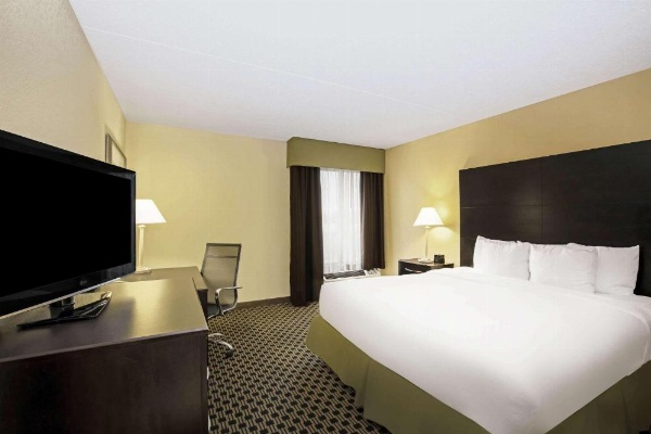 La Quinta Inn & Suites by Wyndham Salina image 16