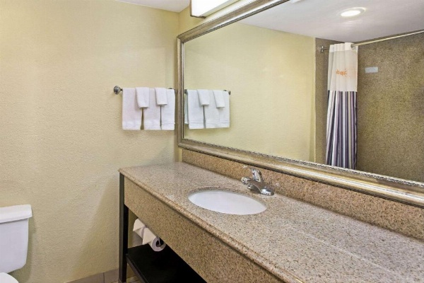 La Quinta Inn & Suites by Wyndham Salina image 19