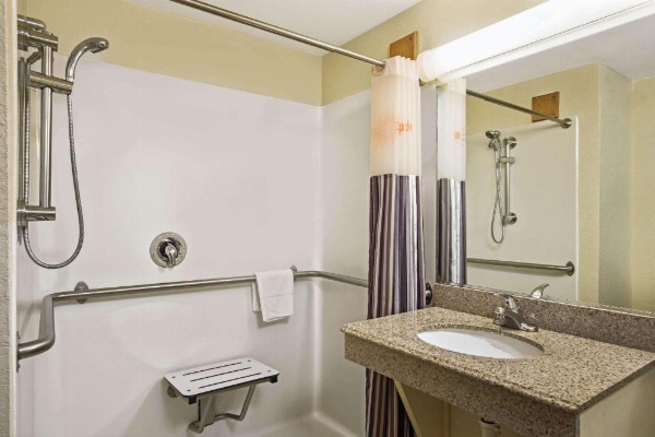 La Quinta Inn & Suites by Wyndham Salina image 20
