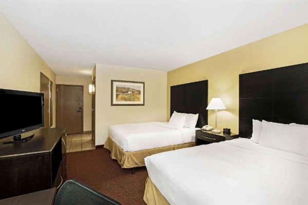 La Quinta Inn & Suites by Wyndham Salina image 21