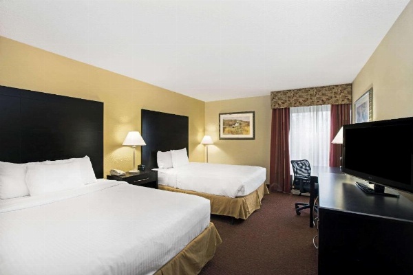 La Quinta Inn & Suites by Wyndham Salina image 23