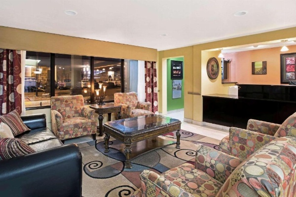 La Quinta Inn & Suites by Wyndham Salina image 25