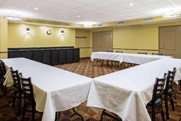 La Quinta Inn & Suites by Wyndham Salina image 7